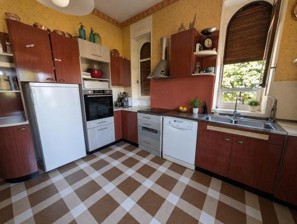 Élégance et sérénité : une maison bourgeoise au cœur d'un écrin de verdure