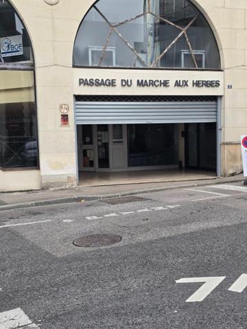 bel emplacement pour commerce ou bureau