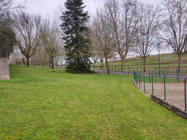 Terrain constructible de 389 m² à Saint-Georges-lès-Baillargeaux