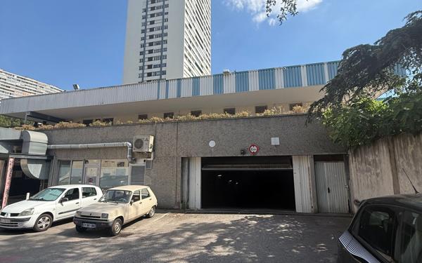Stationnement à louer