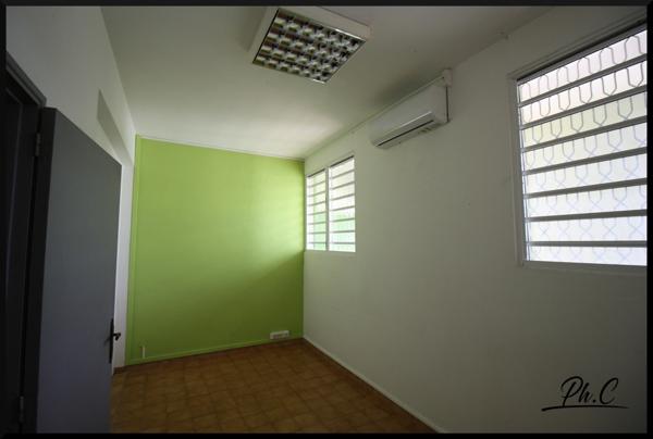 Dpt Martinique (972), à louer DUCOS Bureau - Plain pied