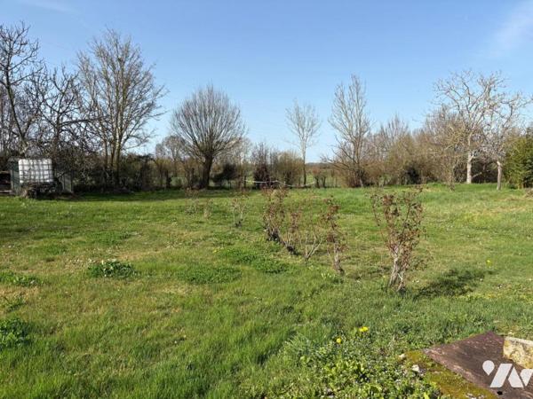 SAINT SYMPHORIEN, parcelle de terrain constructible de 700 m² avec puits