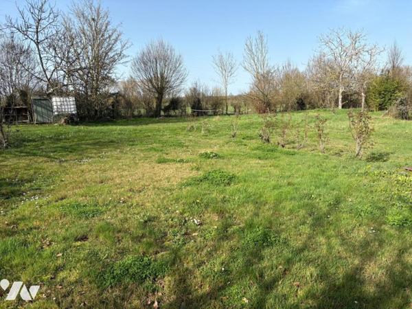 SAINT SYMPHORIEN, parcelle de terrain constructible de 700 m² avec puits