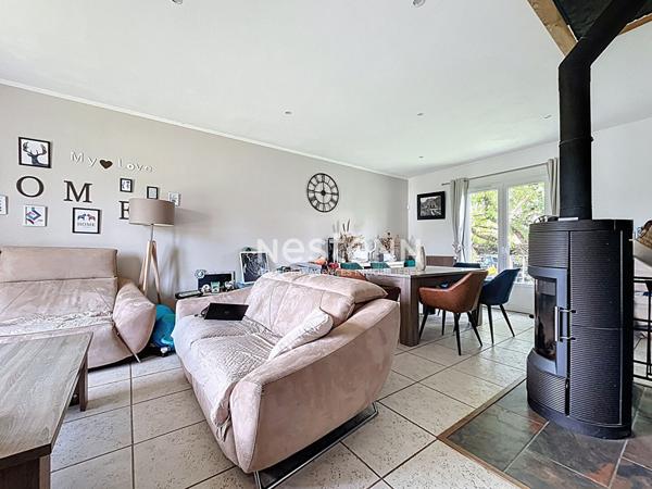 Maison familiale de 113 m2, 4 chambres, avec piscine chauffee , jardin et sous-sol complet/garage au coeur d Avrille