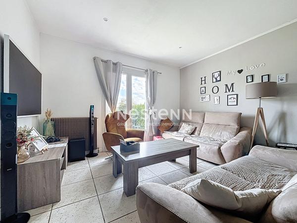 Maison familiale de 113 m2, 4 chambres, avec piscine chauffee , jardin et sous-sol complet/garage au coeur d Avrille