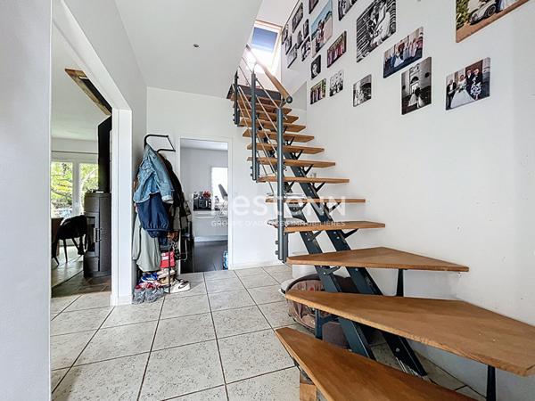 Maison familiale de 113 m2, 4 chambres, avec piscine chauffee , jardin et sous-sol complet/garage au coeur d Avrille