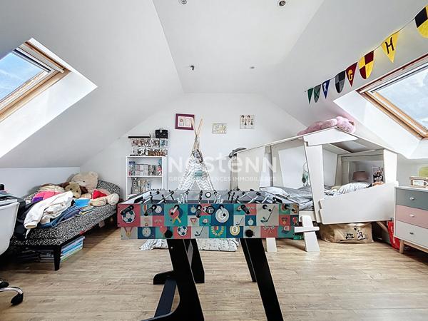 Maison familiale de 113 m2, 4 chambres, avec piscine chauffee , jardin et sous-sol complet/garage au coeur d Avrille
