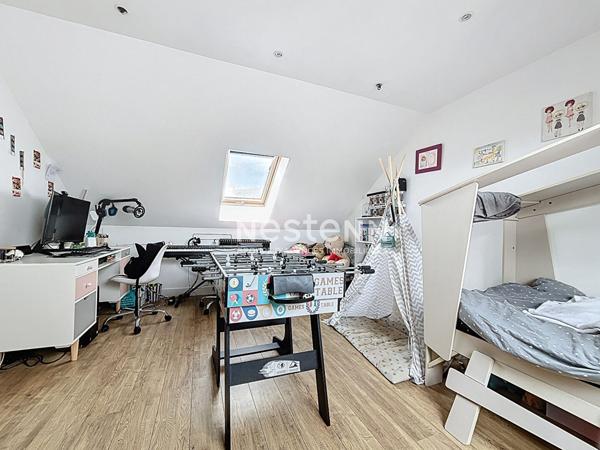 Maison familiale de 113 m2, 4 chambres, avec piscine chauffee , jardin et sous-sol complet/garage au coeur d Avrille