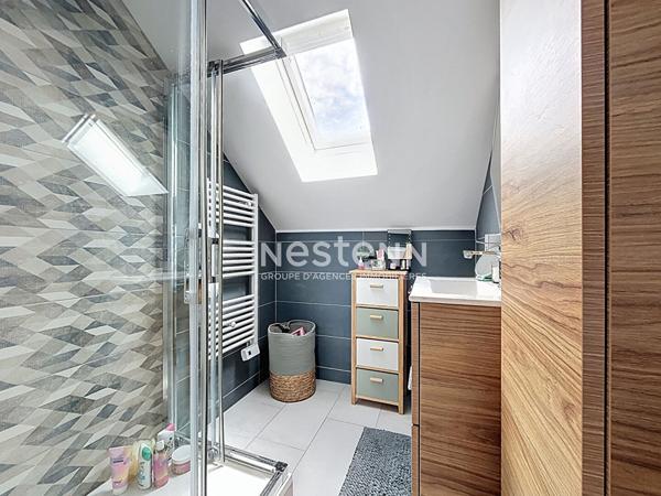 Maison familiale de 113 m2, 4 chambres, avec piscine chauffee , jardin et sous-sol complet/garage au coeur d Avrille