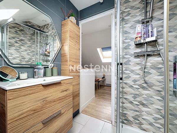 Maison familiale de 113 m2, 4 chambres, avec piscine chauffee , jardin et sous-sol complet/garage au coeur d Avrille