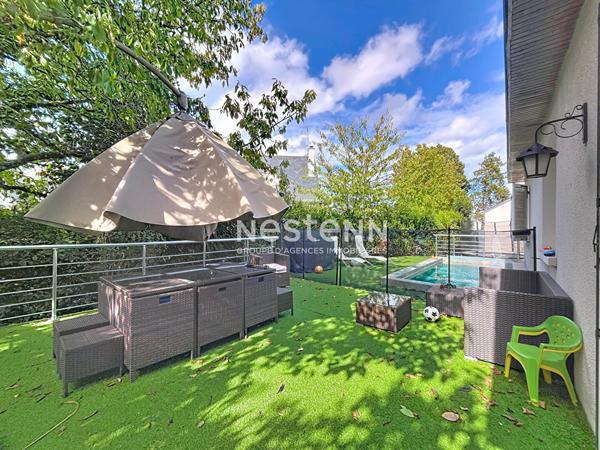 Maison familiale de 113 m2, 4 chambres, avec piscine chauffee , jardin et sous-sol complet/garage au coeur d Avrille