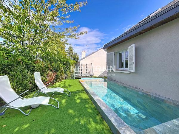 Maison familiale de 113 m2, 4 chambres, avec piscine chauffee , jardin et sous-sol complet/garage au coeur d Avrille