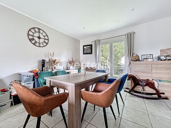 Maison familiale de 113 m2, 4 chambres, avec piscine chauffee , jardin et sous-sol complet/garage au coeur d Avrille