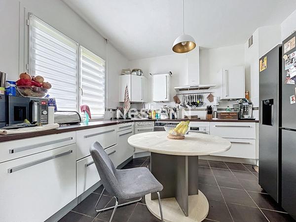 Maison familiale de 113 m2, 4 chambres, avec piscine chauffee , jardin et sous-sol complet/garage au coeur d Avrille