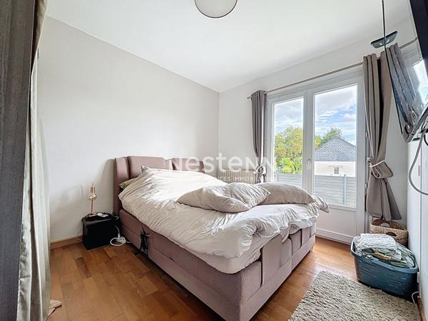 Maison familiale de 113 m2, 4 chambres, avec piscine chauffee , jardin et sous-sol complet/garage au coeur d Avrille