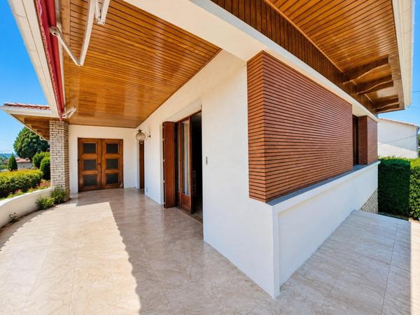 Maison familiale avec grand terrain de 3 370 m² constructible, garage de 90 m² et beau potentiel d'évolution