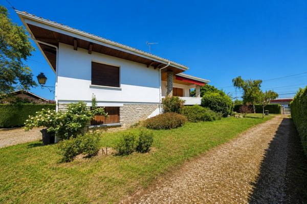Maison familiale avec grand terrain de 3 370 m² constructible, garage de 90 m² et beau potentiel d'évolution