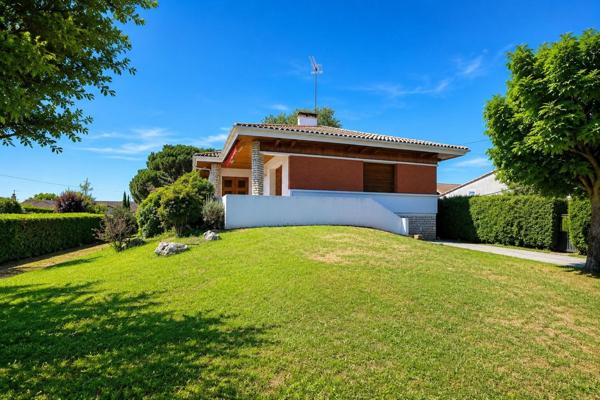 Maison familiale avec grand terrain de 3 370 m² constructible, garage de 90 m² et beau potentiel d'évolution