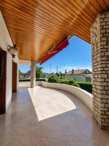 Maison familiale avec grand terrain de 3 370 m² constructible, garage de 90 m² et beau potentiel d'évolution