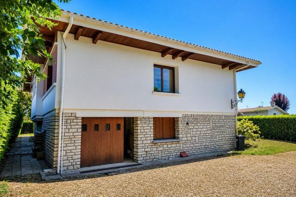 Maison familiale avec grand terrain de 3 370 m² constructible, garage de 90 m² et beau potentiel d'évolution