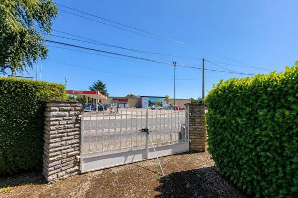 Maison familiale avec grand terrain de 3 370 m² constructible, garage de 90 m² et beau potentiel d'évolution