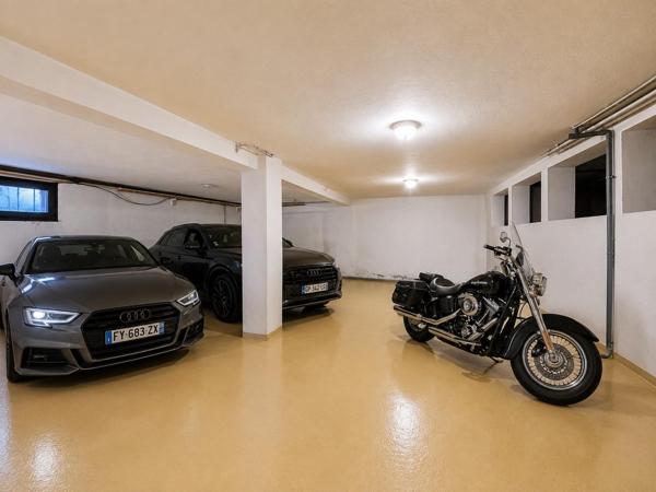 Maison familiale avec grand terrain de 3 370 m² constructible, garage de 90 m² et beau potentiel d'évolution