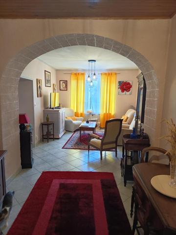 maison de ville avec du potentiel vous souhaitez refaire la décoration de la propriété vous allez etre ravie, dépendances, garage, grenier, buanderie de 20 m2