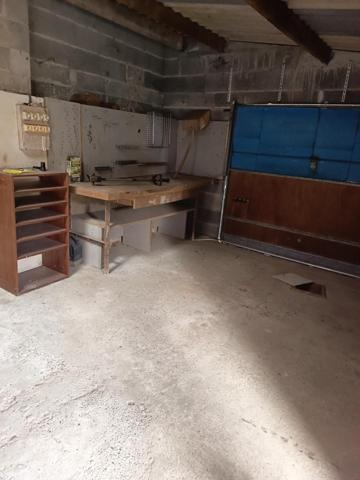 maison de ville avec du potentiel vous souhaitez refaire la décoration de la propriété vous allez etre ravie, dépendances, garage, grenier, buanderie de 20 m2
