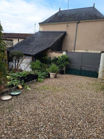 maison de ville avec du potentiel vous souhaitez refaire la décoration de la propriété vous allez etre ravie, dépendances, garage, grenier, buanderie de 20 m2