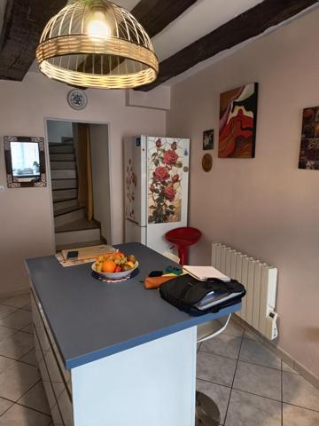 maison de ville avec du potentiel vous souhaitez refaire la décoration de la propriété vous allez etre ravie, dépendances, garage, grenier, buanderie de 20 m2