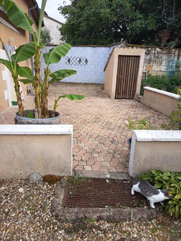 maison de ville avec du potentiel vous souhaitez refaire la décoration de la propriété vous allez etre ravie, dépendances, garage, grenier, buanderie de 20 m2