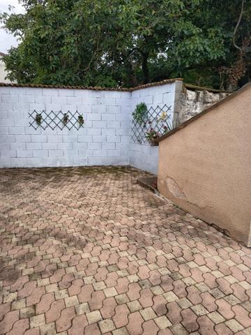 maison de ville avec du potentiel vous souhaitez refaire la décoration de la propriété vous allez etre ravie, dépendances, garage, grenier, buanderie de 20 m2