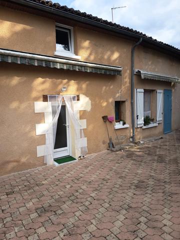 maison de ville avec du potentiel vous souhaitez refaire la décoration de la propriété vous allez etre ravie, dépendances, garage, grenier, buanderie de 20 m2