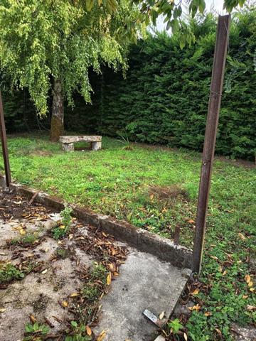 maison de ville avec du potentiel vous souhaitez refaire la décoration de la propriété vous allez etre ravie, dépendances, garage, grenier, buanderie de 20 m2