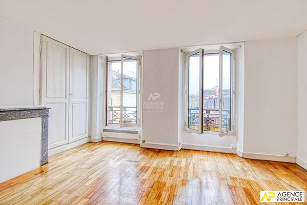 Versailles Notre-Dame Montbauron Appartement 5 pièces 96 m² au sol situé au 2ème et dernier étage avec cave €595 000 ** - Référence 25426