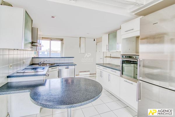 Versailles Notre-Dame Montbauron Appartement 5 pièces 96 m² au sol situé au 2ème et dernier étage avec cave €595 000 ** - Référence 25426