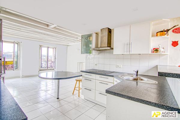 Versailles Notre-Dame Montbauron Appartement 5 pièces 96 m² au sol situé au 2ème et dernier étage avec cave €595 000 ** - Référence 25426