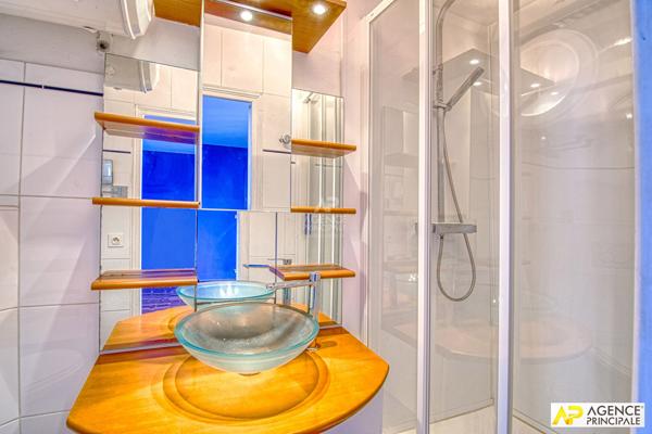 Versailles Notre-Dame Montbauron Appartement 5 pièces 96 m² au sol situé au 2ème et dernier étage avec cave €595 000 ** - Référence 25426