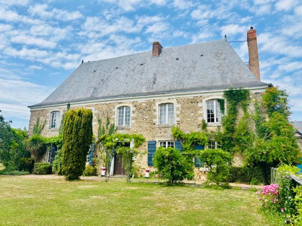 À VENDRE MAYENNE – Manoir d’exception du XIIIe siècle sur 3 hectares – Gîte ou demeure familiale de charme