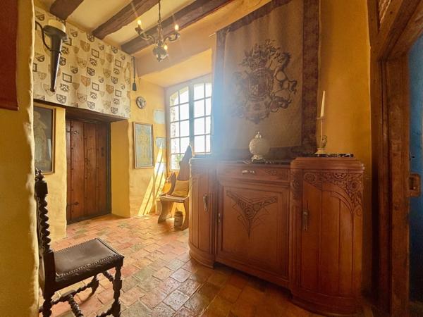 À VENDRE MAYENNE – Manoir d’exception du XIIIe siècle sur 3 hectares – Gîte ou demeure familiale de charme