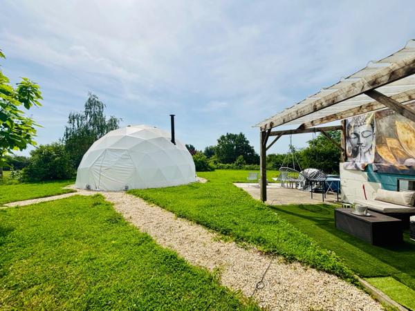À VENDRE MAYENNE – Manoir d’exception du XIIIe siècle sur 3 hectares – Gîte ou demeure familiale de charme
