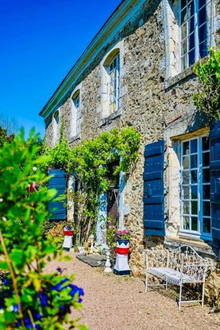 À VENDRE MAYENNE – Manoir d’exception du XIIIe siècle sur 3 hectares – Gîte ou demeure familiale de charme