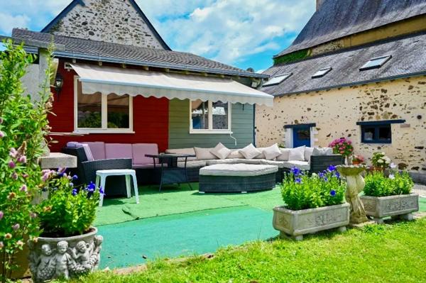 À VENDRE MAYENNE – Manoir d’exception du XIIIe siècle sur 3 hectares – Gîte ou demeure familiale de charme