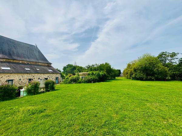 À VENDRE MAYENNE – Manoir d’exception du XIIIe siècle sur 3 hectares – Gîte ou demeure familiale de charme