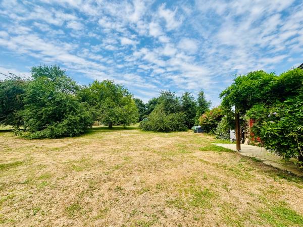 À VENDRE MAYENNE – Manoir d’exception du XIIIe siècle sur 3 hectares – Gîte ou demeure familiale de charme