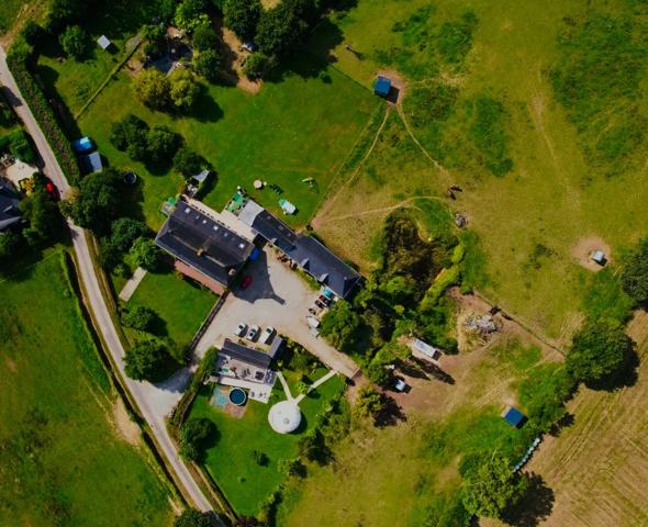À VENDRE MAYENNE – Manoir d’exception du XIIIe siècle sur 3 hectares – Gîte ou demeure familiale de charme