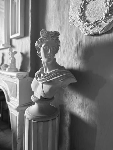 À VENDRE MAYENNE – Manoir d’exception du XIIIe siècle sur 3 hectares – Gîte ou demeure familiale de charme