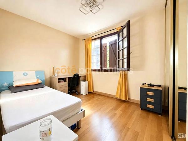 Vente
                Maison110 m² - 5 Pièces -
                    BOBIGNY (93000)