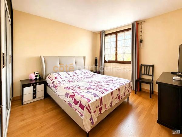 Vente
                Maison110 m² - 5 Pièces -
                    BOBIGNY (93000)
