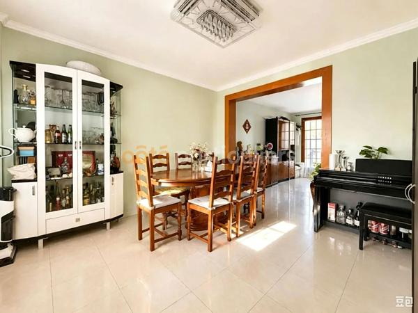 Vente
                Maison110 m² - 5 Pièces -
                    BOBIGNY (93000)